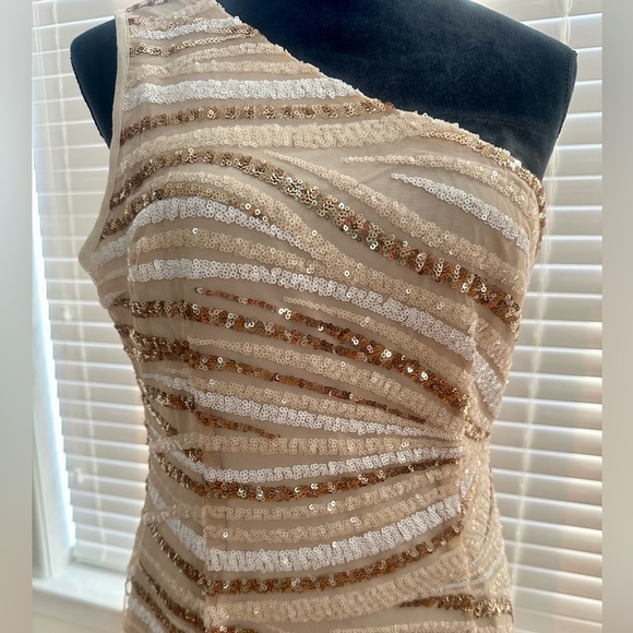 NWT - Stunning Cocktail Dress 👗 Size Large 💛🤍 - Picture 4 of 7